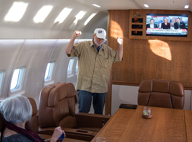 Alan Gross onboard a government plane