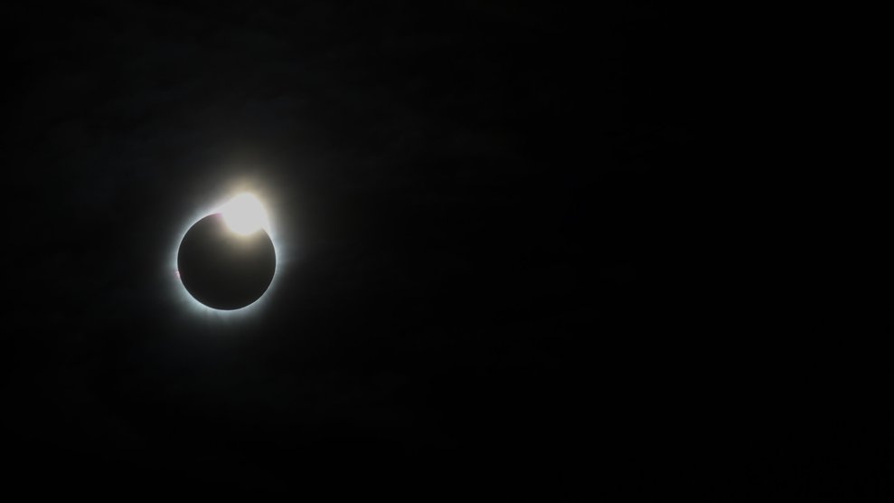 https://www.motherjones.com/wp-content/uploads/2017/08/climatedeskeclipse-81517.jpg?w=990