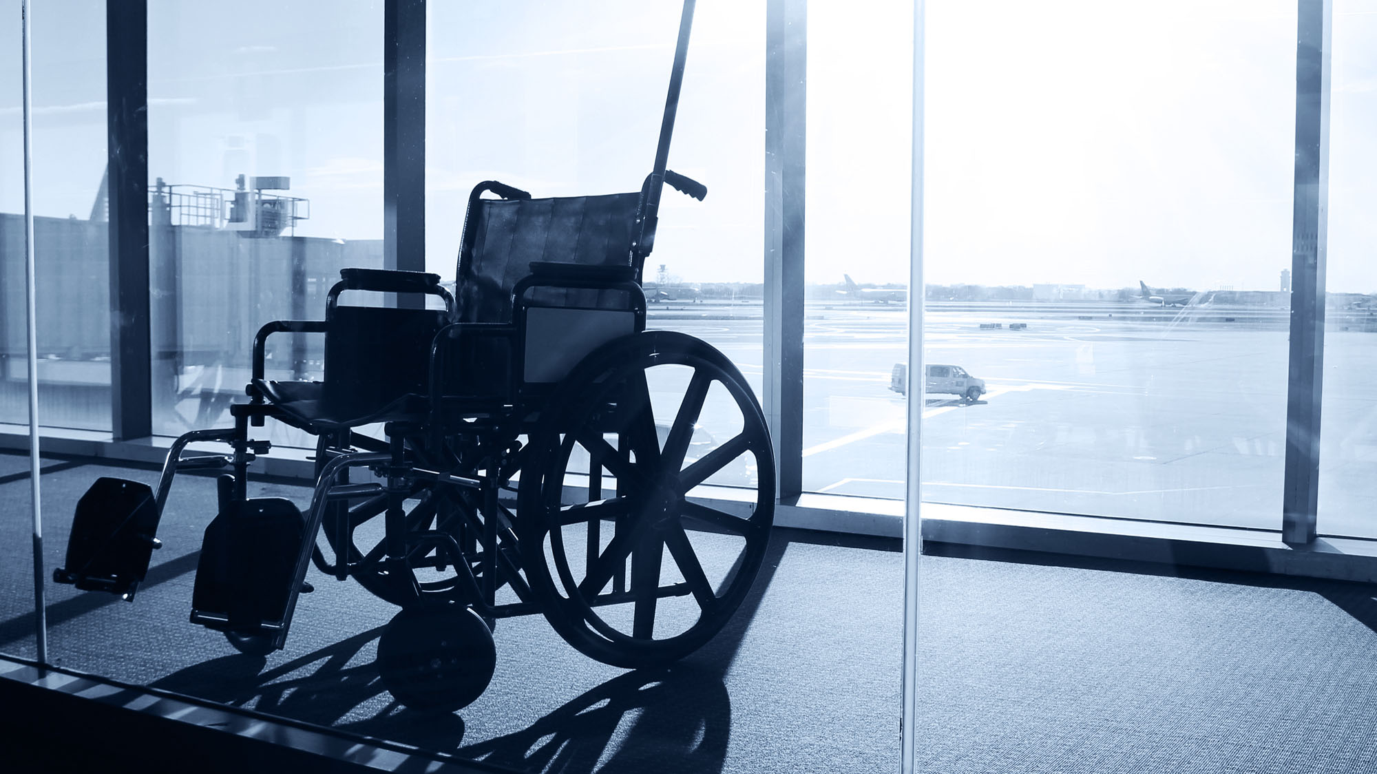 Возможностями в полной мере. Инвалидная коляска в аэропорту. Инвалидная коляска с багажом. Кресло для инвалидов в аэропорту. Инвалидное кресло у окна.
