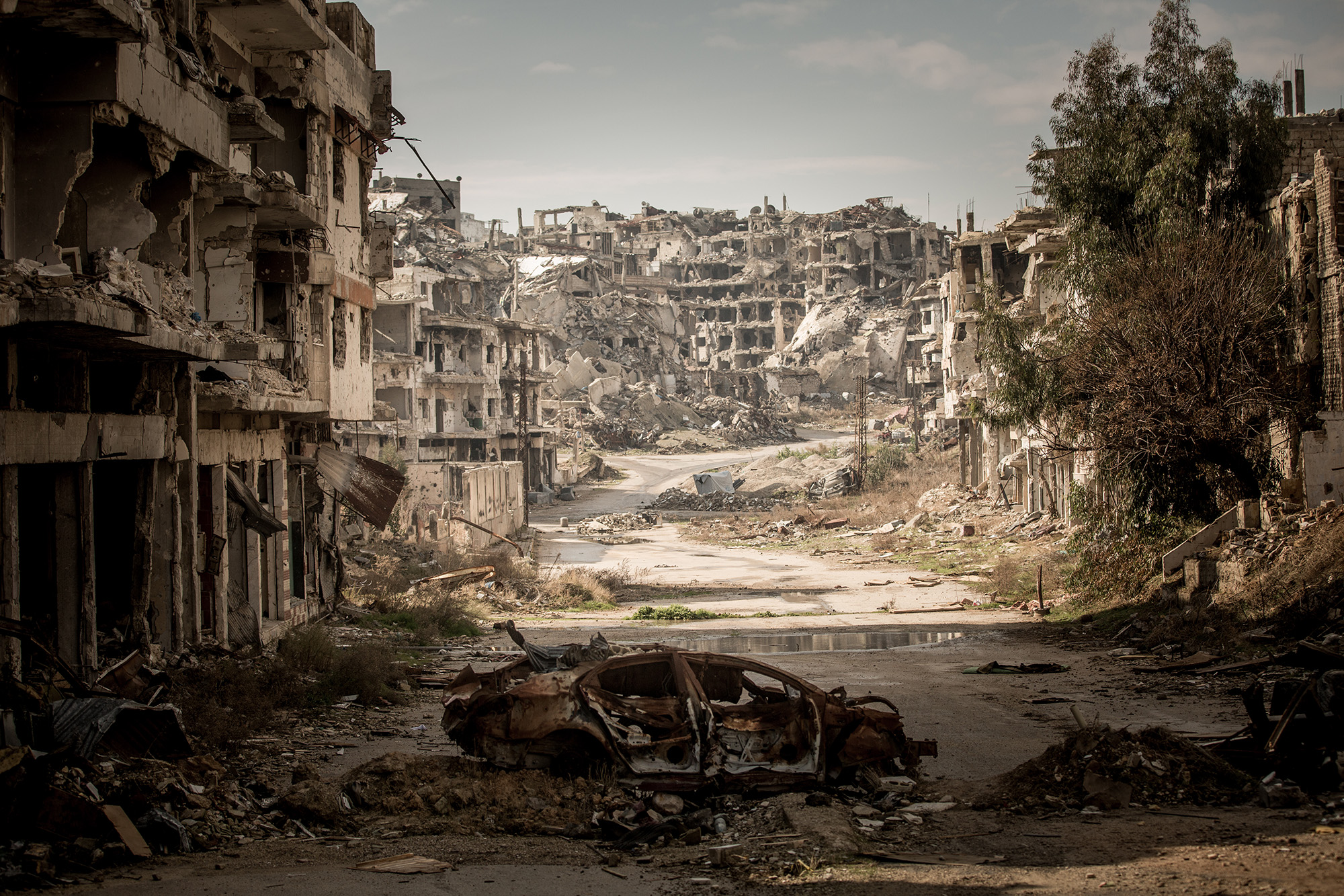 Улица разрушенного города. Хомс Сирия. Сирия руины. Разрушенный город. Развалины города.