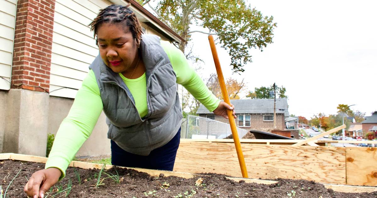 Pandemic Prompts More Black Americans to Take Up Urban Gardening to End “Food Apartheid” – Mother Jones