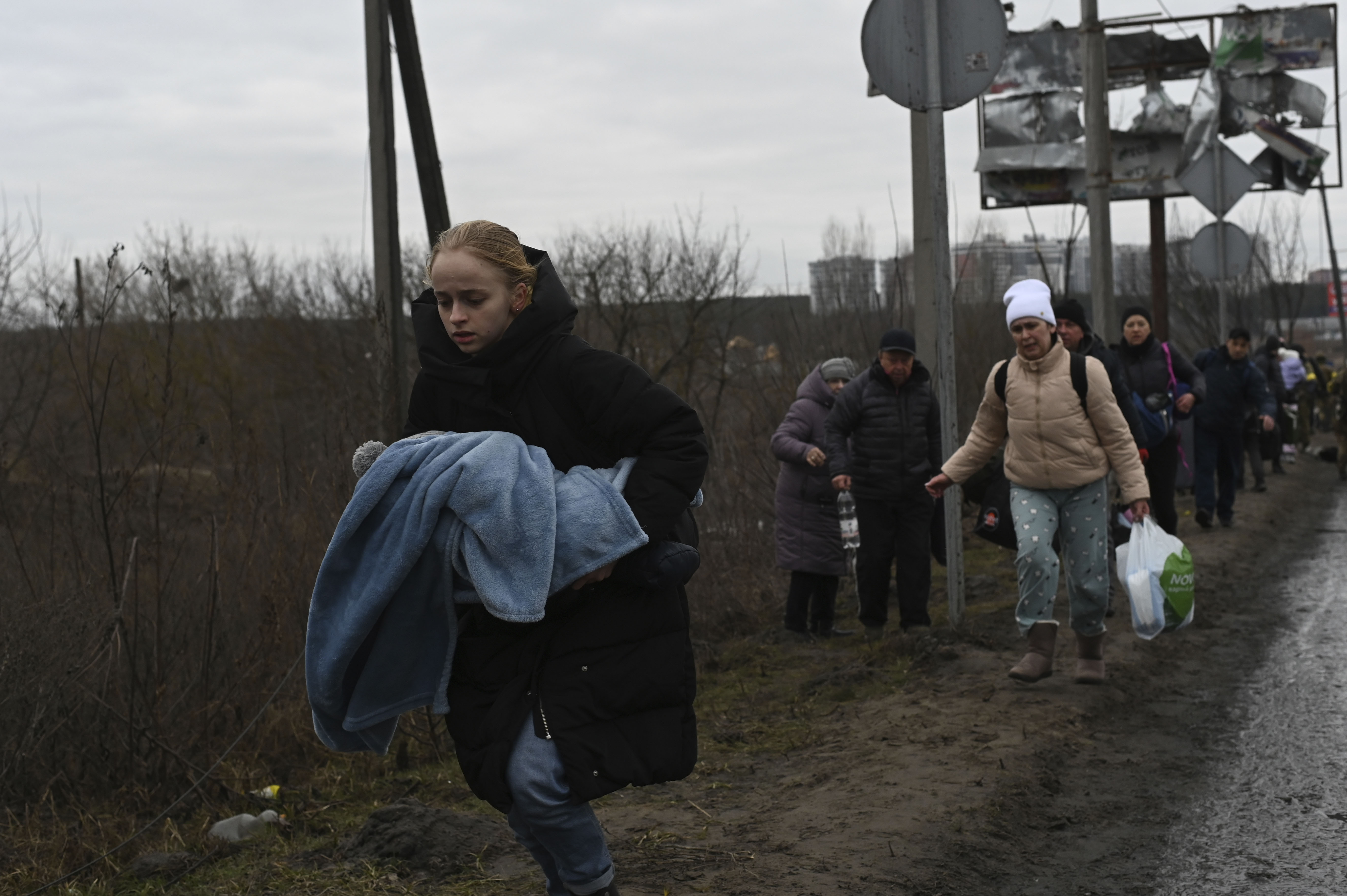 Украинцы сбежали. Беженцы. Беженцы из Киева. Беженцы фото. Нищие беженцы в Украине.