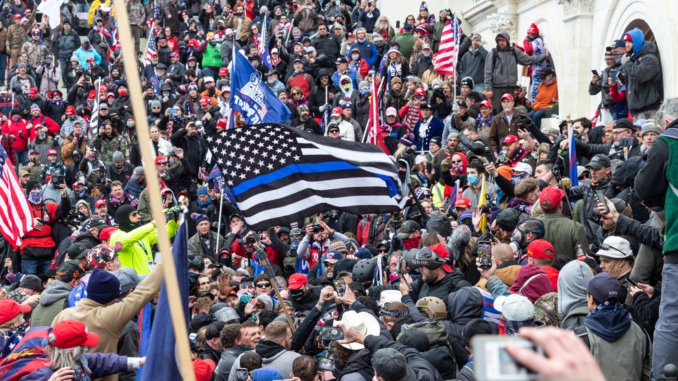 Сторонники Трампа размахивают флагом из тонкой синей линии