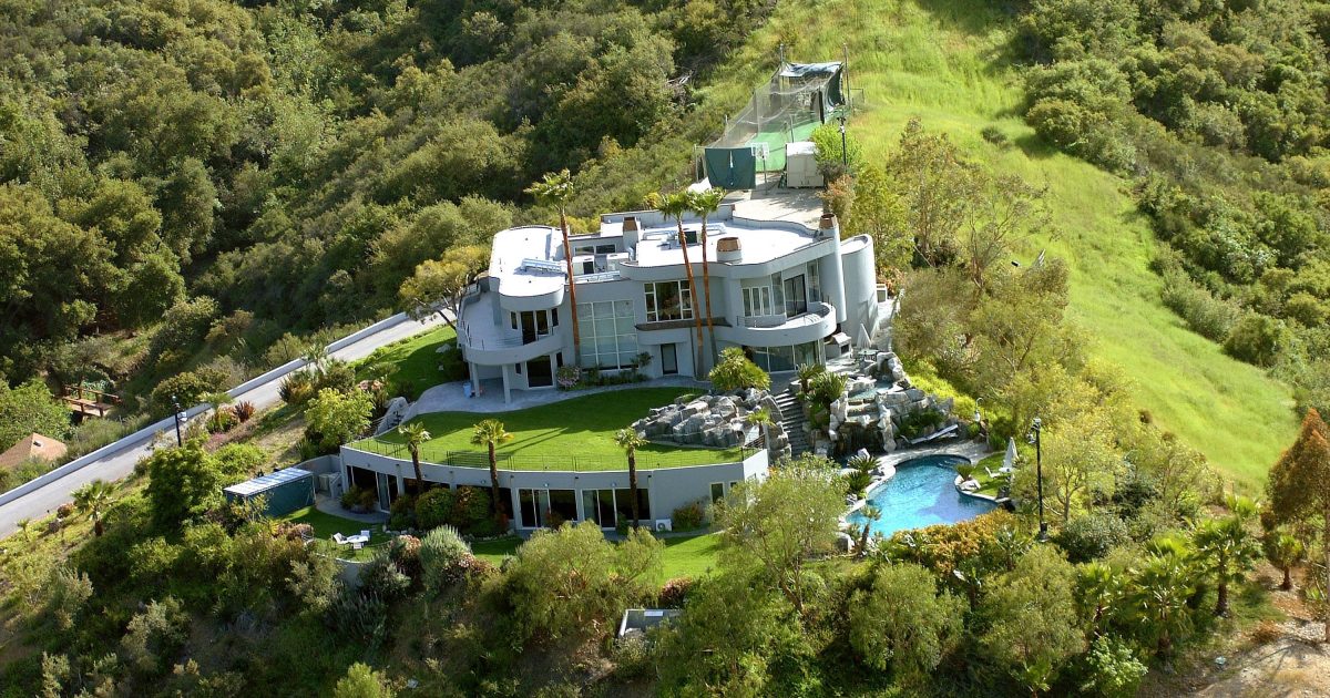 Los Angeles Water District Is Forcing Its Celebrities to Conserve