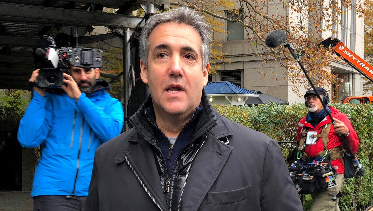 Former Trump Fixer Michael Cohen Meets With Manhattan Prosecutors (motherjones.com)