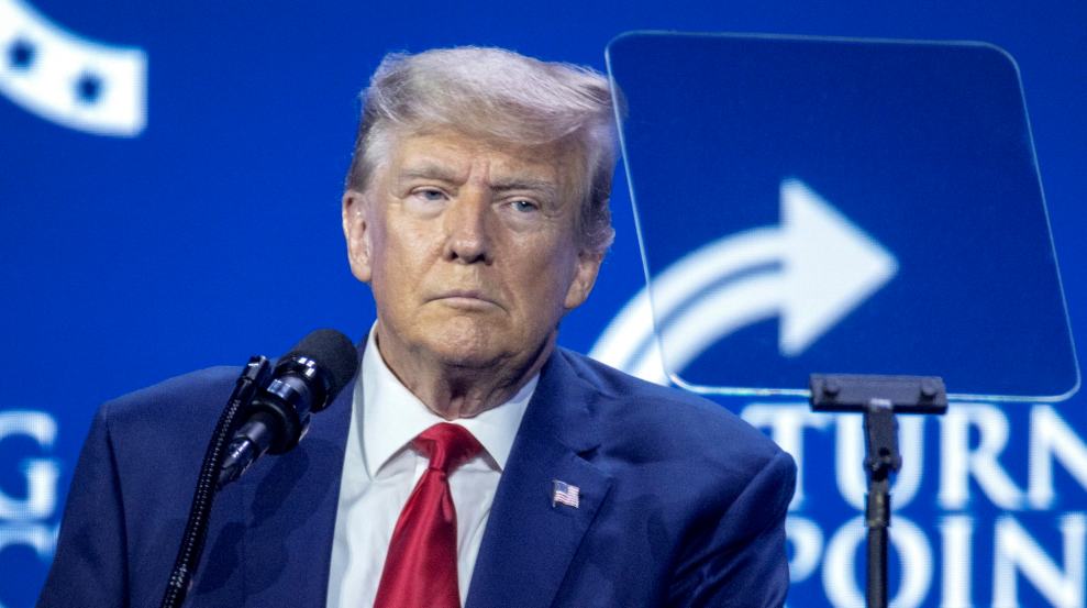 Trump appare pallido mentre guarda un gobbo mentre parla alla Turning Point Action Conference.