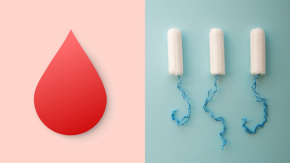 Равномерно разделенное изображение с символом красной капли крови слева на розовом фоне и тремя тампонами на синем фоне справа.