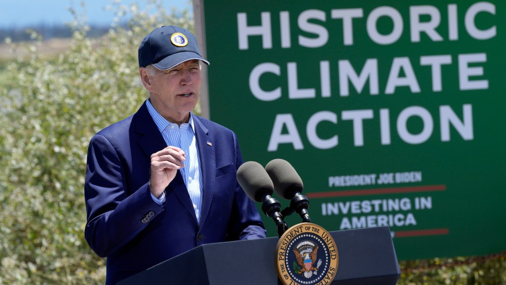 Il presidente Joe Biden parla al Lucy Evans Baylands Nature Interpretive Center and Preserve, con un cartello che dice "Storica azione per il clima" dietro di lui
