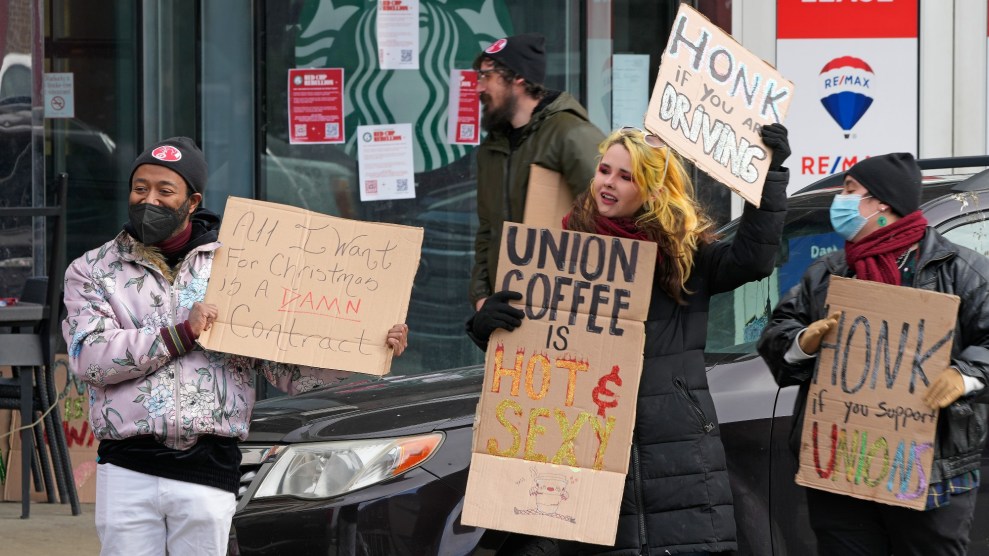 I lavoratori tengono cartelli di protesta all'esterno di uno Starbucks a sostegno della sindacalizzazione.
