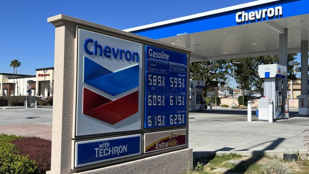 Een bord op een Chevron-markt met daarop de dure gasprijzen, terwijl op de bovenkant van een gebouw ook Chevron zichtbaar is