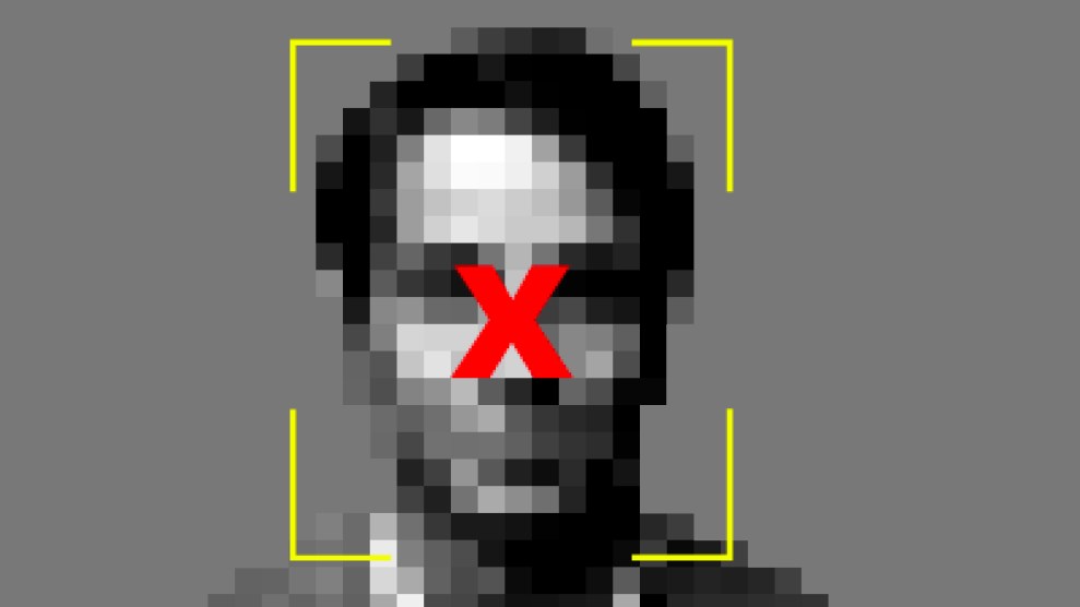 Een man met korrelige kenmerken verschijnt in het midden van een grijze achtergrond.  Rond zijn gezicht bevindt zich een rechthoek bestaande uit gele lijnen, die een gezichtsherkenningsprogramma aanduidt.  Er is een rode "X" in het midden van de doos, over het gezicht van de man.
