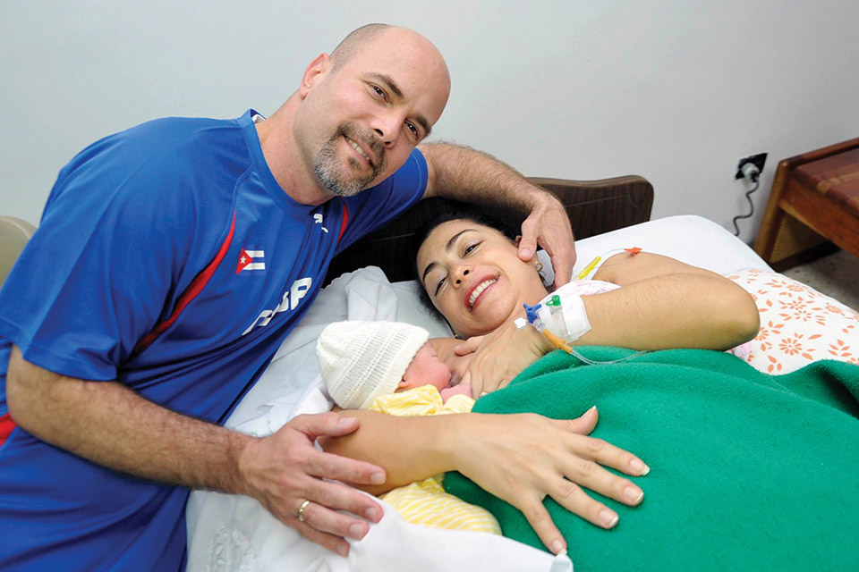Gerardo Hernandez with his wife Adriana Perez after the birth of their daughter.