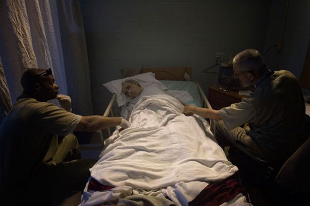 An elderly prisoner passes his final hours in the hospice unit. 
